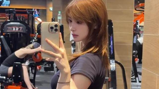 健身美女三要素：臀翘 话少 表情吊