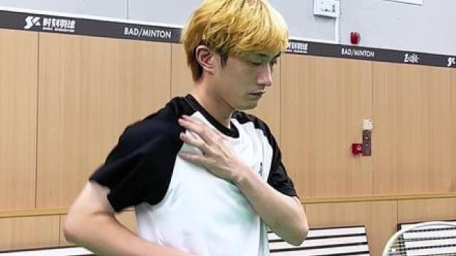 这个视频没有正确动作！没有正确动作！没有正确动作！重要的事情说三遍。抡手臂发力很常见，没力了，专业选手也会轮，这种动作说白了就是动作大，时间线拉得长，缺乏控制，高水平对抗中都是平高球，你连抡的时间都没有怎么抗衡？下期教你如何改正轮手臂。