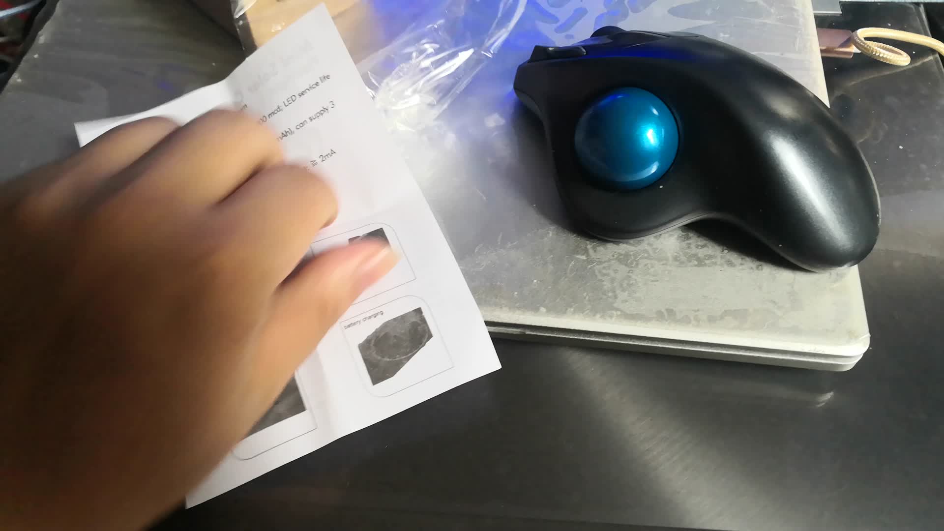 9.9包邮的手摇太阳能手电筒开箱