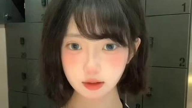 找到一个刘海没剪残之前的库存 呜呜呜什么时候能长回来