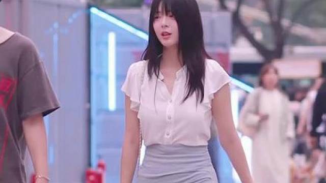 衬衫包臀裙配凉鞋，大长腿美女肤白貌美身材棒