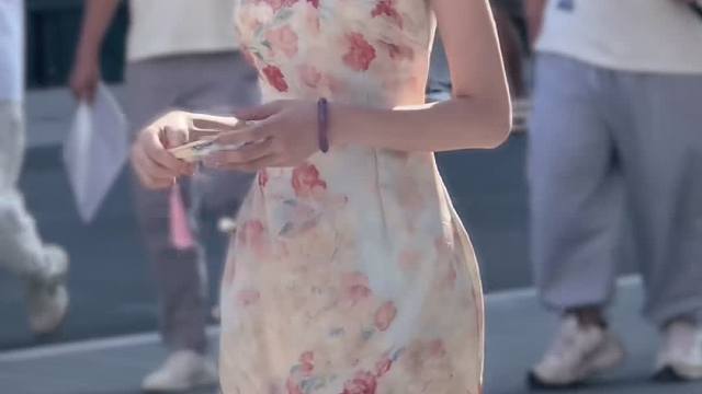 她有一种奇怪的饱经世故的天真