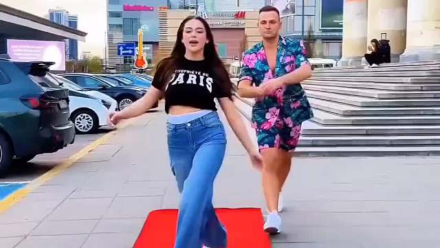 阳光、红毯，气场全开的街头秀