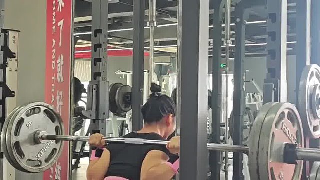 今天的深蹲有点燃，我如此深爱深蹲。