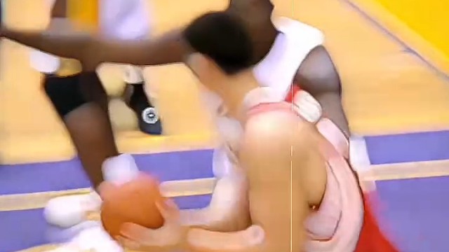 当一个2米26的巨人在内线玩技术 谁都防不住他#篮球