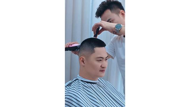 每一位顾客我都认认真真把头发剪好。常年招生。地址揭阳桥南柏顿公寓四楼，