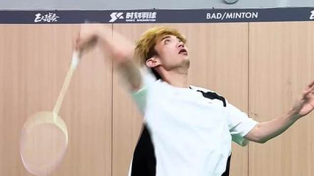 羽毛球的击球动作， 每个人都会各有各的特色，看会不难，看到自己的问题难，给个机会，让我来当你的眼睛。