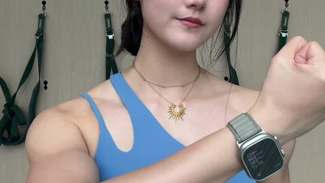 肌肉小小的 眼神拽拽的