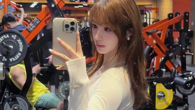 别跟能拉引体的女人讲道理 我们的心比铁都硬