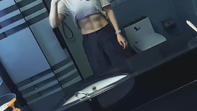 在这不老不小的年纪，请好好爱自己。