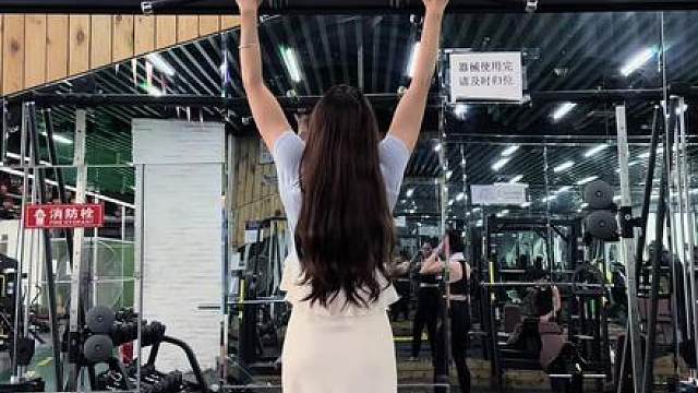 穿裙子拉引体 心里美滋滋