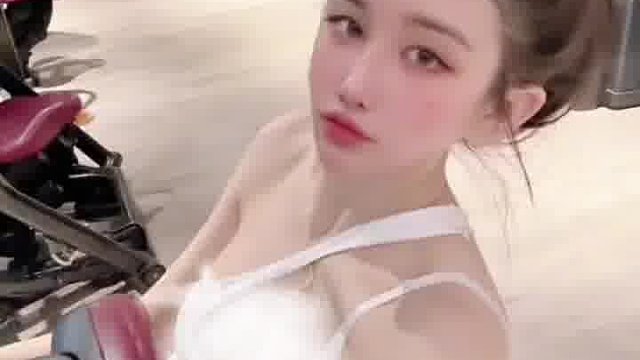 练完肩背的夜晚，连晚风都在夸我线条够野。 ——今天的汗水，是明天镜子里更带劲的底气