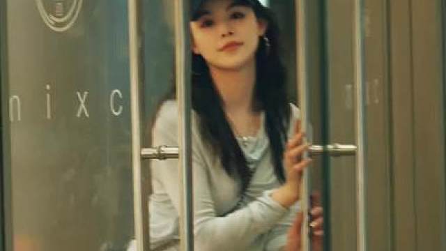 微笑是甘露 滋润干涸的心田 是阳光 驱散心灵的阴霾 是微风 拂去心头的尘埃……