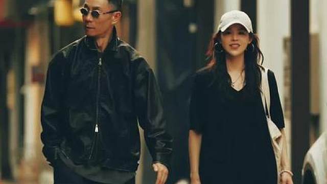 错过落日余辉 还可期待满天繁星 让一切随风 ……