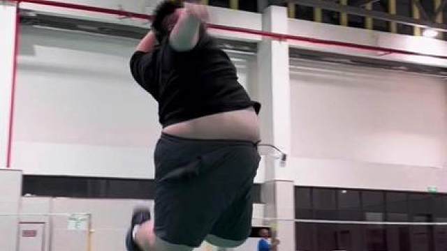 《一拍超人》 如果双打对面后场站着一个300斤的“功夫熊猫”，你会有压力吗？