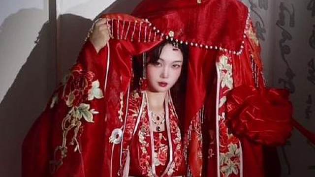 “娘亲，快跑，别回头！”