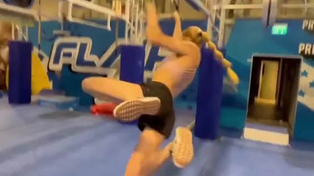 体能比赛16岁女孩第一名的精彩表现