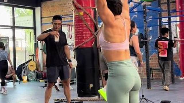 三次火箭推接四次前蹲155lb勉强可以看165lb虽然成功了但是丑的很好看的165，下次一定！