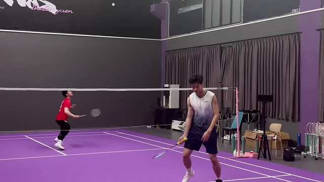 羽毛球反手劈杀 球拍好像弯了