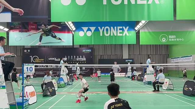 跟高手学习！ 这场比赛输了，但是学到了很多！出来比赛就是要多跟高手交流学习，输赢乃兵家常事嘛，重要是是学习和积累，这个小弟弟的正手劈斜线真的很有特点，又快又尖，能力很强！向他学习