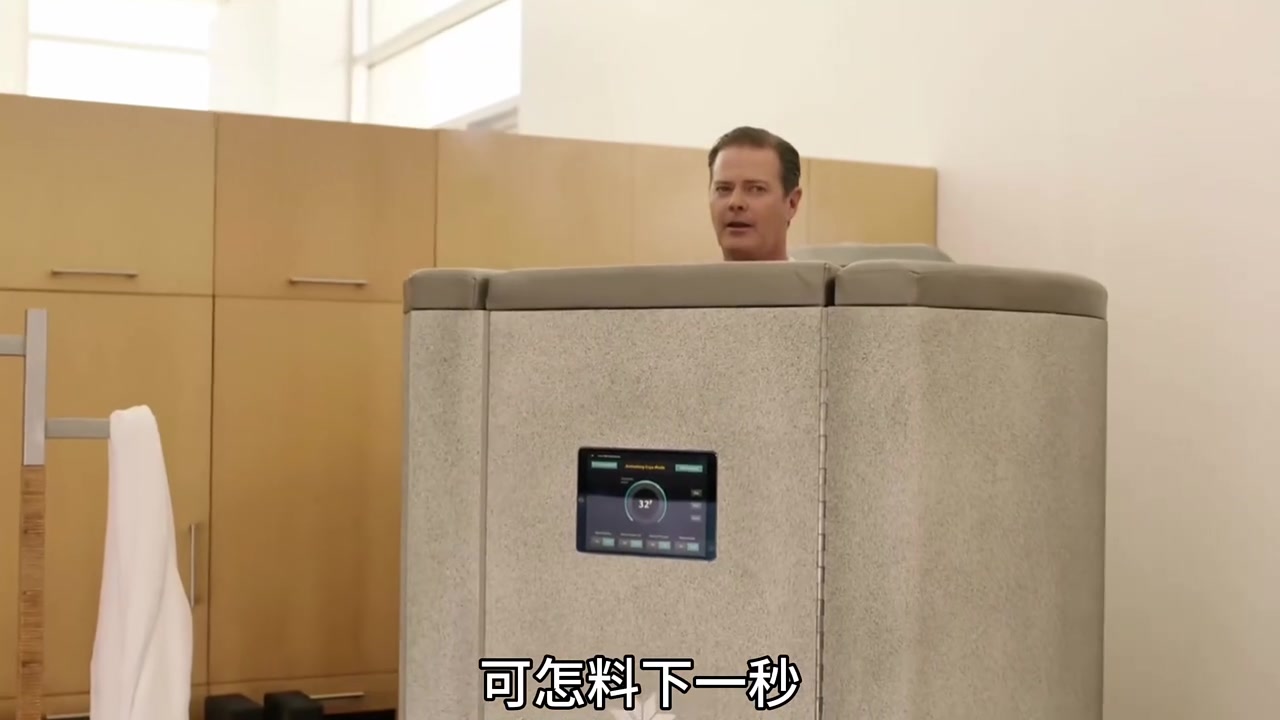 消防员在为男人做心肺复苏时，不料却直接按碎了对方的胸膛