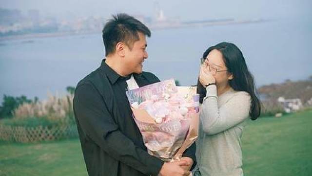 假学弟见证真浪漫 人高马大也会手抖的求婚现场