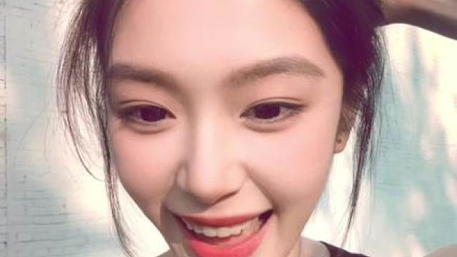 头发像个被捏扁的小笼包…