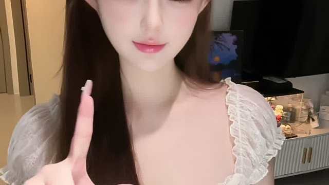 能不能别和别人聊了 万一对方比我可爱比我漂亮比我有意思你让我咋办