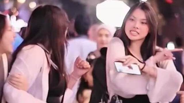 旁边的小姐姐有点羡慕。