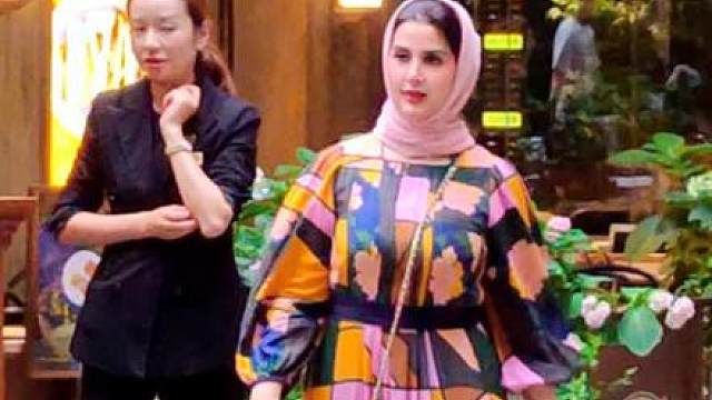 在上海新天地偶遇的一位来自中东地区，身着时尚艳丽的民族特色的服饰，戴着粉色头巾的外国气质美女