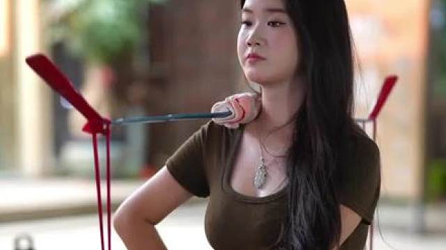 美丽“动”人花篮女孩