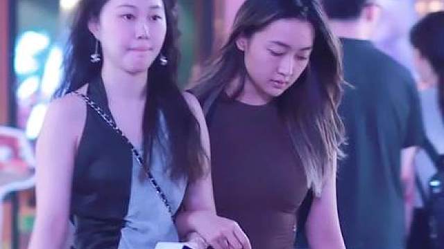 微胖小姐姐手挽手