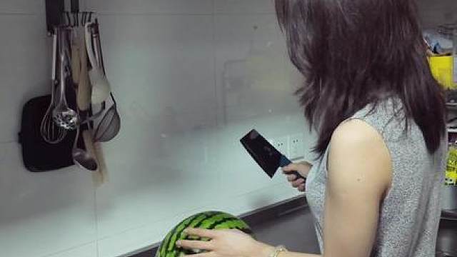 “你说话淡淡的，闻起来淡淡的，声音也淡淡的，但是在这人潮的颜色洪流里，你怎么那么鲜明。