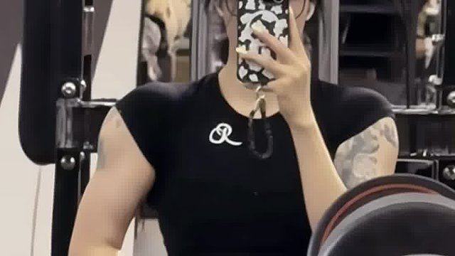 这肩膀够权威吗