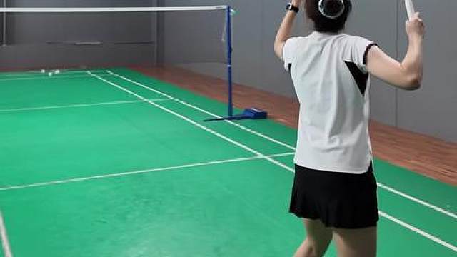 做到以下几个细节，你也能打出又高又远的高远球