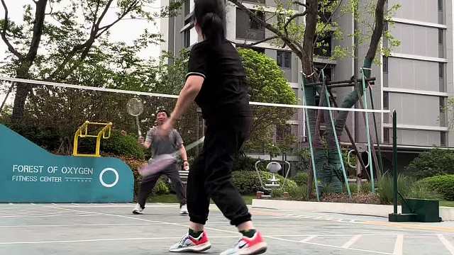 户外运动 一起来打羽毛球