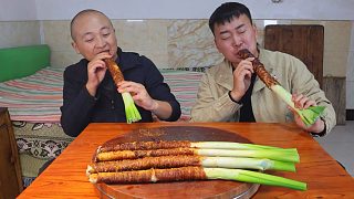 120買了七八斤肥腸，今天夜市頂流“肥腸烤大蔥”，香迷糊了