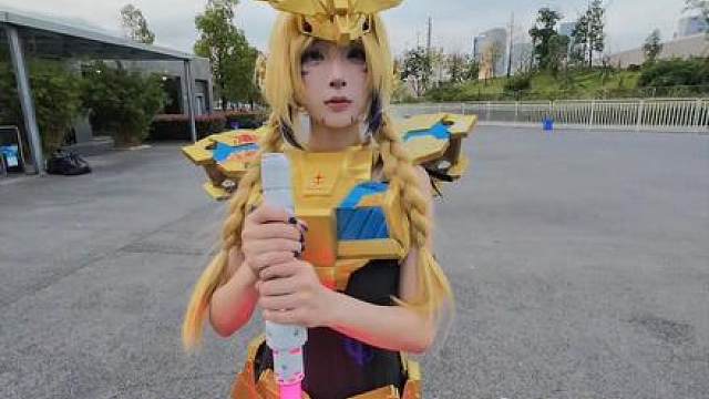 站那就像个小手办一样