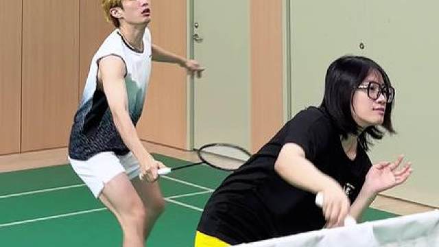 混双女生还只会蹲在中间躲向边边？来看根据对手来球，你应该怎样去跑。