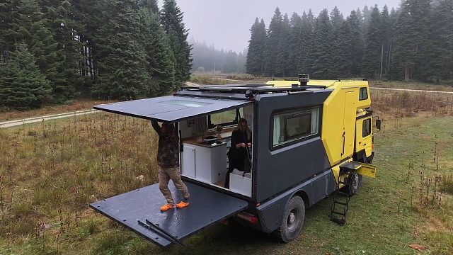 夫妻二人的超级战车又来了，开着它到迷雾森林露营，享受超级刺激