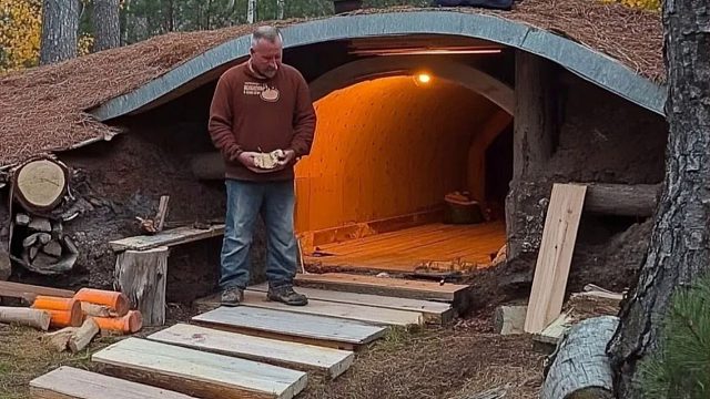 我在森林里挖了个地坑建造木屋，空间虽然不大，但是我把里面布置的相当温馨奢华