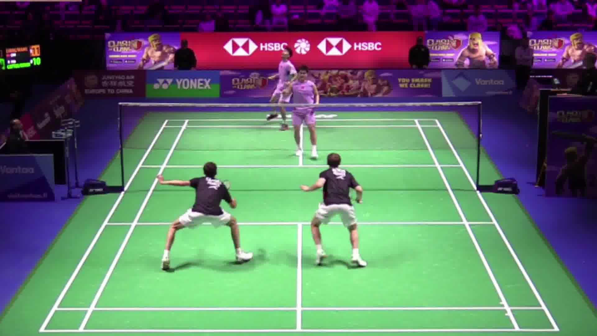 梁王进一步强化进攻，连续下压和快速平抽挡压制对手，成功锁定胜局