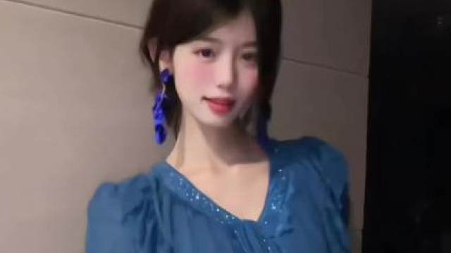 明艳的女人欲望写尽 微微皱眉也是调情