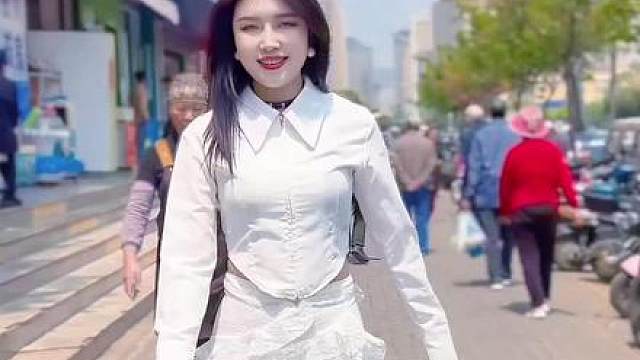 像苔藓在阴处生长，像星辰在暗里发光，总得有一套自己的生存法则