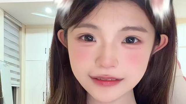 遇到点小事就哭 不说话又不让走开 这么别扭的话和小猫有什么区别？那肯定很可爱了 喜欢