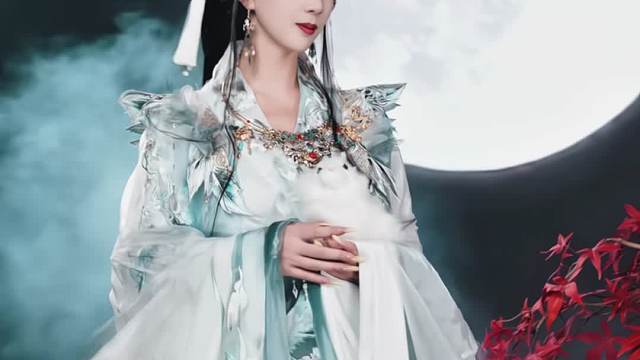 月宫仙子踏云来，霓裳轻舞映月开