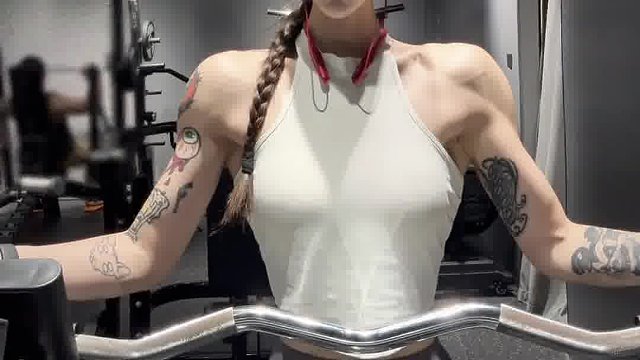 “独倚长剑凌清秋”