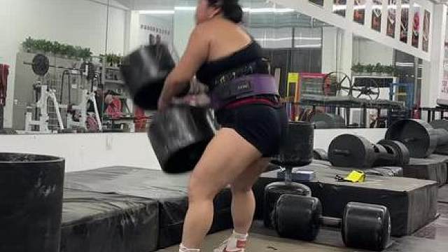 单臂哑铃从前几天的40公斤进步到43公斤