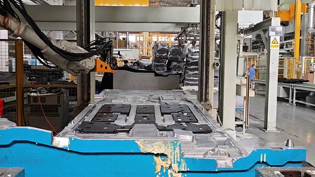 被日本软银收购的瑞典ABB工业机器人机械手