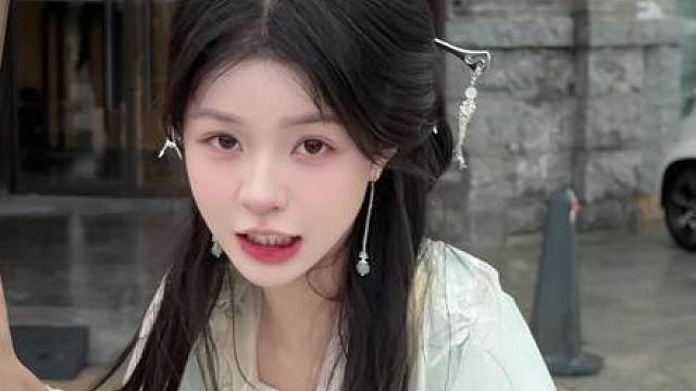 这小玩意儿没人敢娶吧